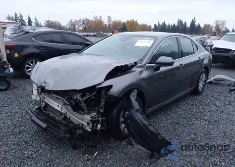 2021 Toyota Camry Le Hybrid z USA, uszkodzony, nr VIN 4T1C31AK6MU030057